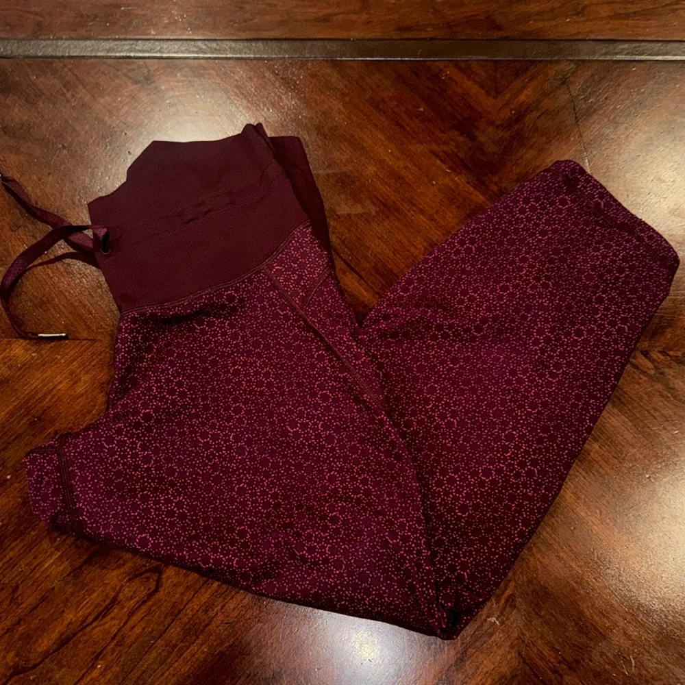 Lululemon cropped pants size 10 burgundy